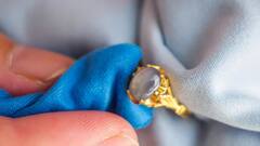 Cleaning Gold Jewelry: সোনার গয়না বাড়িতেই পরিষ্কার করেন? এই ভুল করবেন না...