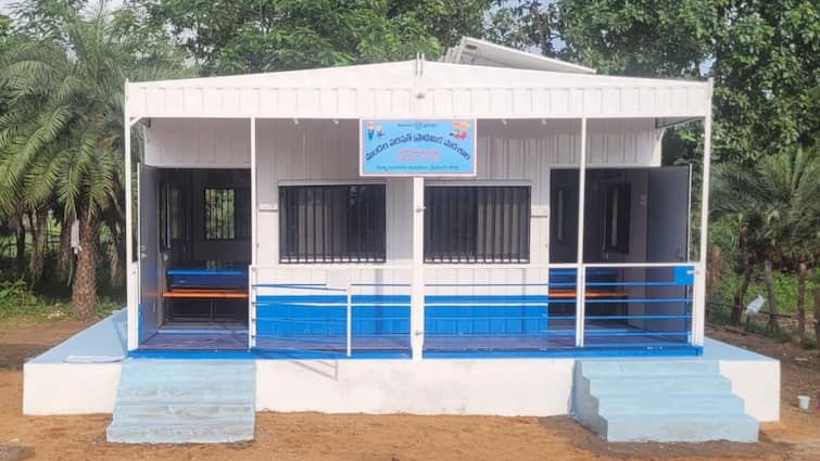 Telangana Minister Seethakka inaugurates first container school in Mulugu district Container school: அனுமதி மறுத்த வனத்துறை - கன்டெய்னரை பள்ளியாக மாற்றிய மாவட்ட ஆட்சியர் - தெலங்கானாவில் அசத்தல்