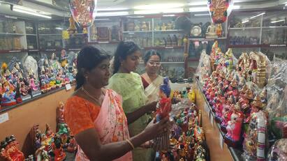 Navaratri Navratri Salem Kolu Bommai Golu Bommai Saraswathi Pooja Ayudha Pooja Navaratri 2024: களைகட்டும் நவராத்திரி விழா.. ஜொலி ஜொலிக்கும் கொலு பொம்மைகள்.. விற்பனை தொடக்கம்.