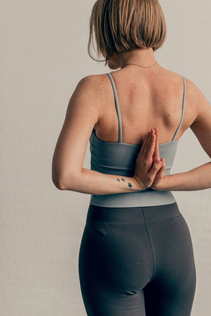 स्कॉट्स हा एक उत्तम व्यायाम आहे जो तुमचे पाय, नितंब आणि नितंबांवर काम करतो.हे करण्यासाठी, तुम्हाला सरळ उभे राहावे लागेल आणि हळू हळू तुमचे गुडघे वाकवावे आणि तुम्ही खुर्चीवर बसल्यासारखे बसावे. यानंतर, पुन्हा उभे रहा. ही प्रक्रिया 15-20 वेळा पुन्हा करा.