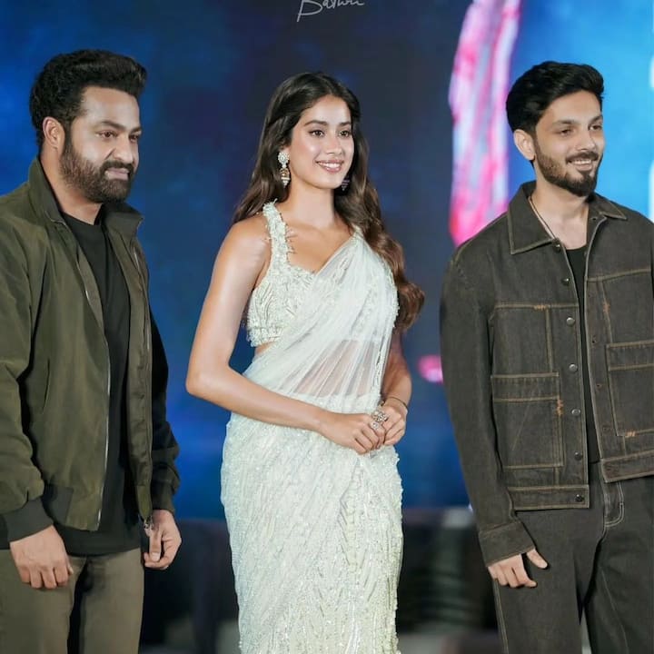 జాన్వీ కపూర్ లుక్స్ దేవర ప్రమోషన్స్లో చాలా అట్రాక్టివ్గా ఉంటున్నాయి. ముఖ్యంగా ప్రతి డ్రెస్ కూడా జగదేకవీరుడు అతిలోక సుందరిలో శ్రీదేవి కట్టిన డ్రెస్లను తలపిస్తున్నాయి. (Images Source : Instagram/Tamil Press Meet)