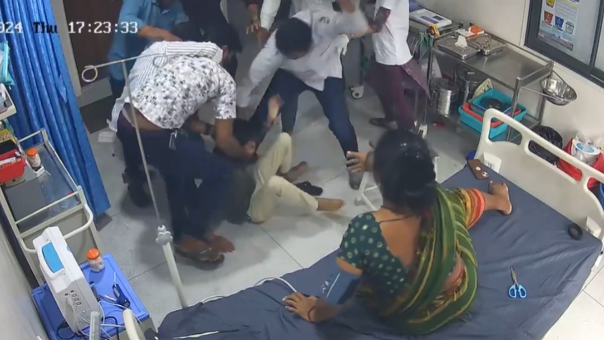 Watch: ICU में चप्पल उतारने को कहा तो भड़क गए मरीज के परिजन, डॉक्टर के साथ की मारपीट