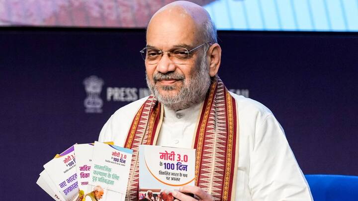 मोदी सरकार 3.0 के 100 दिन की सफलता पर केंद्रीय गृहमंत्री अमित शाह ने एक प्रेस कॉन्फ्रेंस की. पत्रकार वार्ता के दौरान एक पत्रकार के मणिपुर पर पूछे गए सवाल पर उन्होंने पत्रकार को नसीहत दी कि आप सवाल पूछ सकते हैं, बहस न करें. राज्यों में शांति बनी रहे इसके लिए केंद्र सरकार मणिपुर में बातचीत कर रही है.