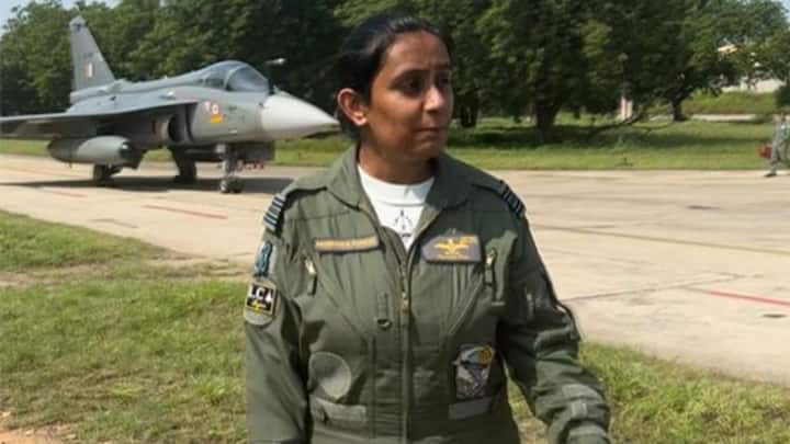 Fighter Pilot Mohana Singh: स्क्वाड्रन लीडर मोहाना सिंह “मेड इन इंडिया” एलसीए (लाइट कॉम्बैट एयरक्राफ्ट) तेजस उड़ाने वाली पहली महिला फाइटर पायलट बन गई है.