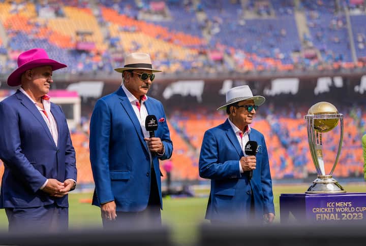 टीम इंडिया के पूर्व क्रिकेटर सुनील गावस्कर, सुरेश रैना और सचिन तेंदुलकर भी कमेंट्री बॉक्स में नजर आ चुके हैं.