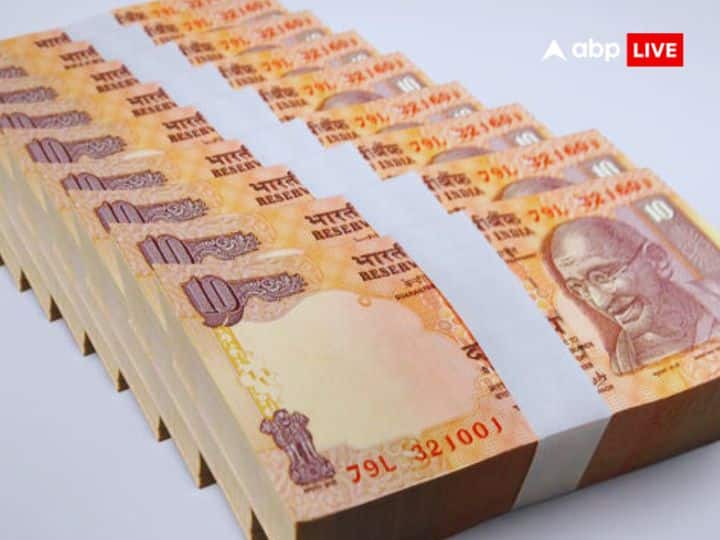 हर व्यक्ति चाहता है कि उसके पास धन टिका रहे और पर्स नोटों से भरा रहे. लेकिन ऐसा तभी संभव है, जब मां लक्ष्मी (Maa Laxmi) की कृपा आप पर रहेगी. ज्योतिष और वास्तु शास्त्र में ऐसी 5 चीजों के बारे में बताया गया है, जिसे पर्स में रखने से कभी धन की कमी नहीं होती.