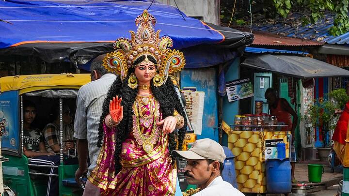 মা লক্ষ্মীর পুজোর সময় আমরা যে ফুল নিবেদন করি তা প্রতিদিন পরিষ্কার করতে হবে। ঠাকুরের কাছে পচা ফুল যেন না থাকে।(ছবি সৌজন্য-পিটিআই)
