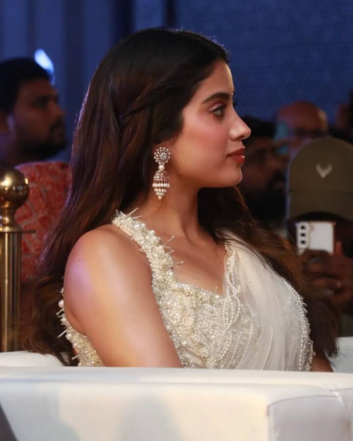 శ్రీదేవిని గుర్తు చేసుకుంటూ జాన్వీ ఎమోషనల్ స్వీచ్ ఇచ్చింది. తమిళ ఫ్యాన్స్ కూడా ఈమెను తంగమే అని ముద్దుగా పిలుచుకుంటున్నారు. (Images Source : Instagram/Tamil Press Meet)