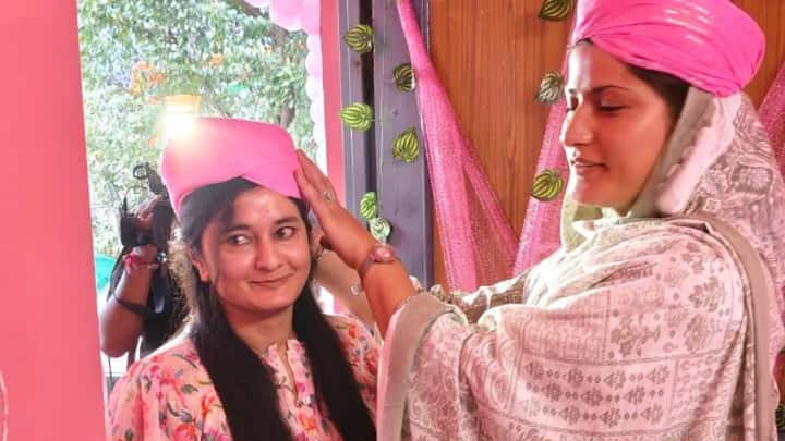 A voter dressed in pink is welcomed with a pink ‘pagadi’ at a pink polling station.  (Photo:@ceo_UTJK)