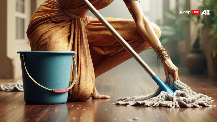 धार्मिक मान्यता के मुताबिक पहने हुए कपड़ों से पोछा लगाने से घर में सुख-शांति की जगह कलह-क्लेश ले लेते हैं.