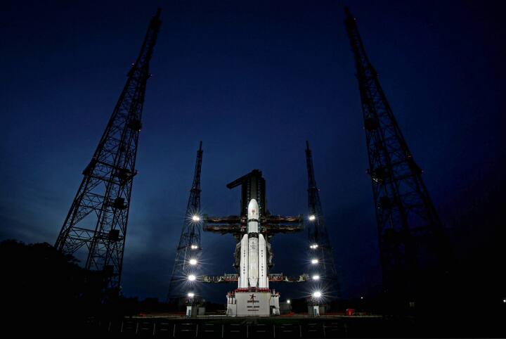 केंद्रीय मंत्री अश्विनी वैष्णव ने बताया कि शुक्र ग्रह पर भारत के पहले मिशन वीओएम पर 1,236 करोड़ रुपये का खर्च आएगा, जिसमें से 824.00 करोड़ रुपये सिर्फ अंतरिक्ष यान पर खर्च किए जाएंगे. इसे मार्च 2028 में लॉन्च किया जाना है.