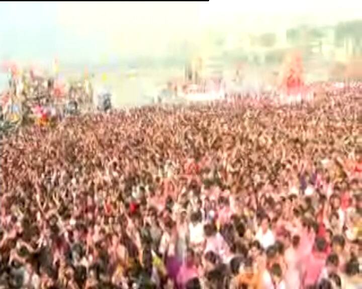 यासाठी शेकडो भाविक ठिकठिकाणांहून मेलौन् मैल चालत गिरगांव चौपाटीवर आपल्या लाडक्या बाप्पाला निरोप द्यायला आले आहेत.