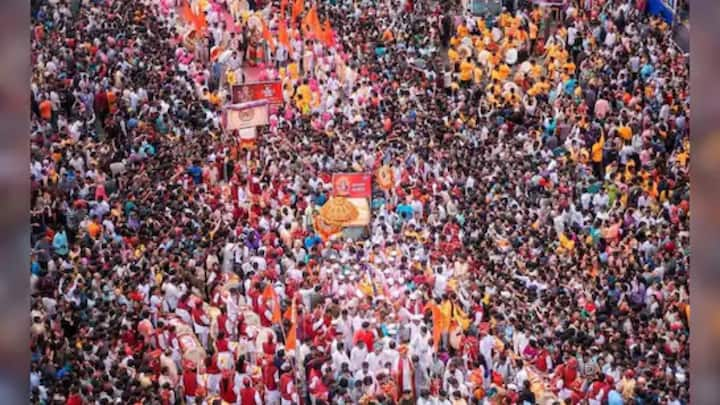 Pune Ganpati Visarjan: अलका चौकात तिन्ही बाजूने मंडळे येऊन थांबली आहेत. पुढे जागा नसल्याने संथ गतीने मंडळे मार्गस्थ होत आहेत.