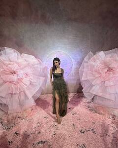 Mouni Roy : లండన్ ఫ్యాషన్ వీక్​లో మౌనీ రాయ్.. ఫోటోల్లో హాట్​గా ఉంది కదూ