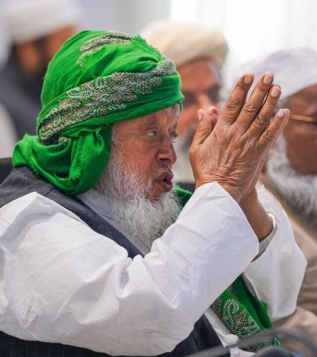 उन्होंने कहा कि जिन लोगों के मकान को गिरा दिया गया है वे लोग इतने गरीब हैं कि वह लोअर कोर्ट में भी नहीं लड़ पाते हैं तो सुप्रीम कोर्ट तक कैसे ही जाएंगे. हम हिंदू-मुस्लिम में बिना भेदभाव किए बस उन गरीब और लोगों के लिए सहारा बनना चाहते है, जिनका कोई सहारा नहीं है.