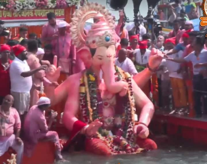 Lalbaugcha Raja Visarjan 2024 : गेल्या 10 दिवसांमध्ये अनेक सेलिब्रिटी, राजकीय नेते आणि बॉलीवूड तारे-तारकांनी लालबागचा राजाच्या मंडपात जाऊन गणपतीचे दर्शन घेतले होते.