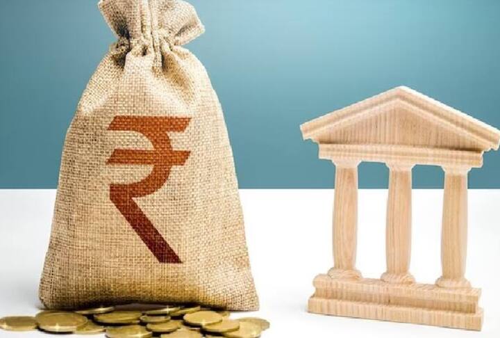 पीएफच्या नियमानुसार कर्मचाऱ्याचे बेसिक पे, हाऊस रेंट अलाऊन्स (एचआरए) आणि अन्य अलाऊन्सच्या मिळून जी रक्कम होते, त्याच्या 12 टक्के रक्कम ही पीएफमध्ये जमा होते.