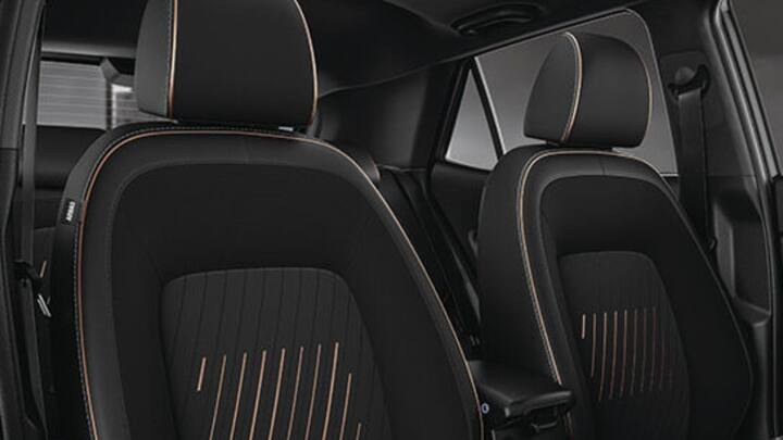 அட்வென்சர் எடிஷன்-குறிப்பிட்ட அப்ஹோல்ஸ்டரி மற்றும் சேஜ் கிரீன் நிற சிறப்பம்சங்களுடன் கிடைக்கும். புதிய 3D பாய்கள் மற்றும் ஸ்போர்ட்டி தோற்றமுடைய பெடல்கள் உள்ளன. உபகரணங்களின் முன்பக்கத்தில், ஹூண்டாய் இரட்டை கேமராக்கள் கொண்ட டேஷ்கேமையும் சேர்த்துள்ளது.