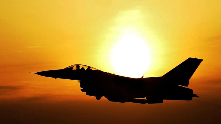 Chinese Fighter Jets Chased US Plane: ताइवान स्ट्रेट में आमने-सामने चीन और अमेरिका, वॉर प्लेन घुसा तो ड्रैगन ने खदेड़ा