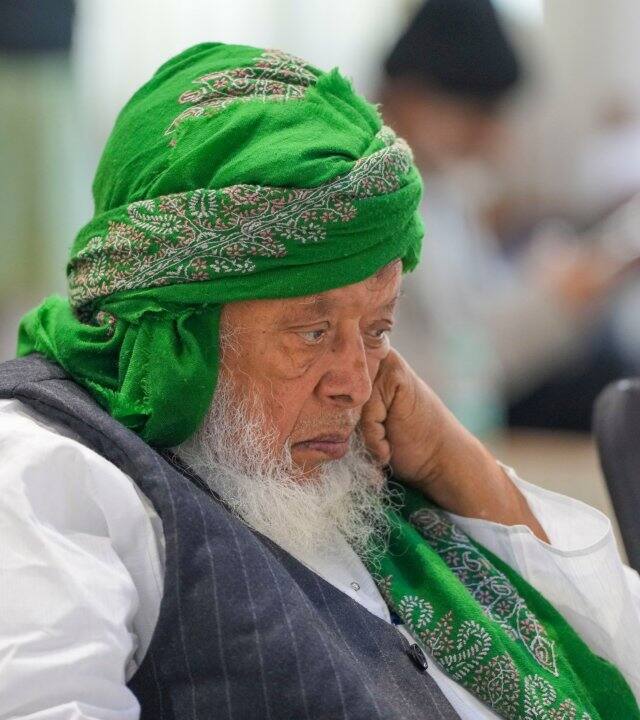 मौलाना अरशद मदनी ने कहा कि हिंदुस्तान में इस समय बुलडोजर से घर गिराने के जो हालात पैदा हो रहे हैं. देश की आजादी के बाद से अब तक ऐसी नौबत कभी नहीं आई थी.