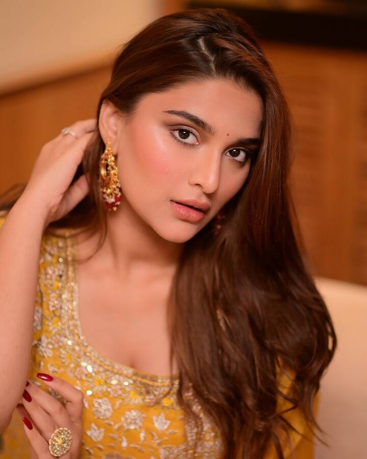 सई ने आगे कहा, 'लोगों ने ना सिर्फ उस फिल्म को लेकर कहा बल्कि मैं स्किन मोटी रखती हूं या मैं कैसी दिखती हूं, इन चीजों का मुझपर कोई फर्क नहीं पड़ता. बस मैं काम करती हूं और मेहनत करूंगी. जिससे मैं एक मुकाम हासिल कर पाऊं.'