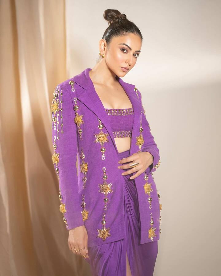 అంతేకాదు పెళ్లి తర్వాత ఆరంభం ఫుడ్ బిజినెస్ ప్రారంభించింది. ఇటూ నటిగా, మరోవైపు వ్యాపారవేత్తగా రకుల్ కెరీర్ని బిజీ బిజీగా మలుచుకుంది.