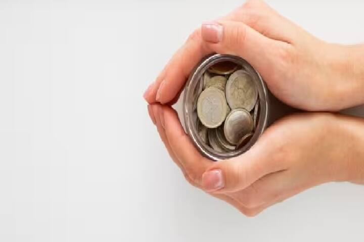 मात्र कंपनीने दिलेल्या निधीतील 3.67 टक्के निधी हा कर्मचाऱ्याच्या पीएफ खात्यात तर 8.33 टक्के निधी हा पेन्शन खात्यात जातो.