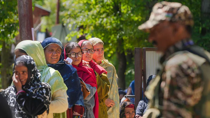 Jammu Kashmir Election update voting on 24 seats start Jammu Kashmir Election:10 ਸਾਲਾਂ ਬਾਅਦ ਜੰਮੂ ਕਸ਼ਮੀਰ 'ਚ ਵਿਧਾਨ ਸਭਾ ਦੀਆਂ 24 ਸੀਟਾਂ ਲਈ ਵੋਟਿੰਗ, ਪਹਿਲੇ ਫੇਜ਼ 'ਚ 219 ਉਮੀਦਵਾਰ ਚੋਣ ਮੈਦਾਨ 'ਚ 