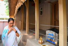 Mamata Banerjee: বন্যা কবলিত এলাকা পরিদর্শনের ফাঁকেই ঠাকুর শ্রী রামকৃষ্ণের জন্মভিটেয় মুখ্যমন্ত্রী