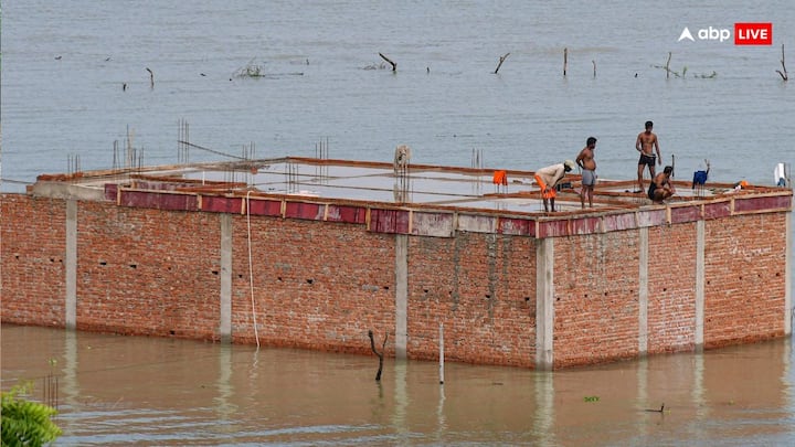 Flood in India: पूरे देश में भारी बारिश और बाढ़ से हाहाकार मचा है.उत्तर प्रदेश, उत्तराखंड, दिल्ली, पश्चिम बंगाल, तेलांगना समेत तमाम राज्य बाढ़ की चपेट में आ गए हैं.