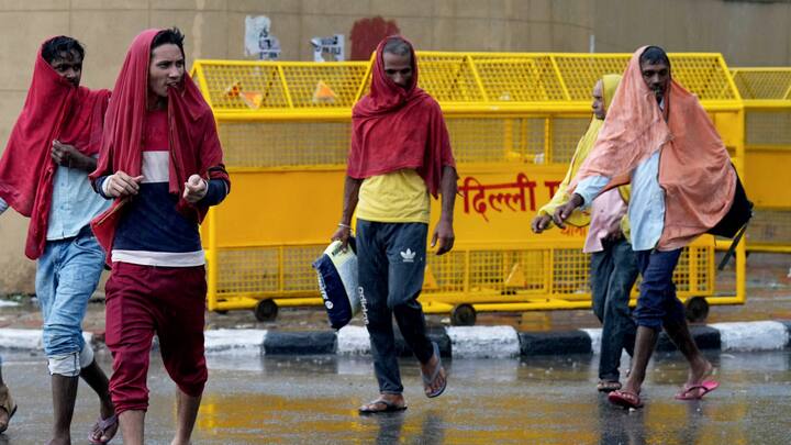 Delhi Weather Update: दिल्ली में पिछले दो से ​तीन दिनों से बारिश थमी हुई थी लेकिन मौसम विभाग ने एक बार फिर भारी बारिश की संभावना जताई है. आने वाले दिनों में मौसम में भारी उतार-चढ़ाव की संभावना.