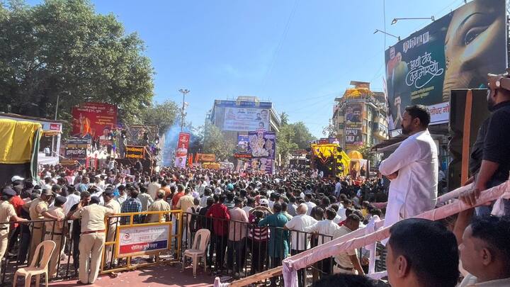 पुण्यातील विसर्जन मिरवणुकीत डी जे च्या आवाजावरून पोलिस आणि गणेश मंडळांच्या कार्यकर्त्यात वादावादी झाल्याचं दिसून आलं. पुण्यातील गणेश मंडळांच्या विसर्जन मिरवणूका अलका चौकात आल्याकी प्रत्येक मंडळाचे महापालिकेकडून नारळ देऊन स्वागत केले जाते.