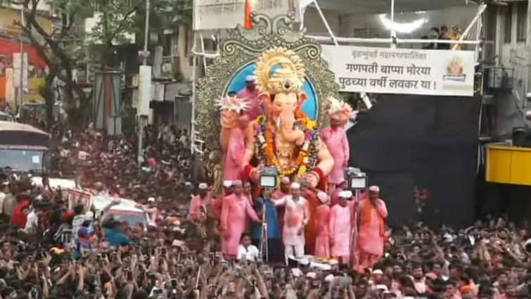 Lalbaugcha Raja Visarjan 2024 at girgaon chowpatty after 20 hours procession chinchpokli cha Chintamani Ganpati Lalbaugcha Raja Visarjan 2024: लालबागचा राजा 20 तासांनी गिरगाव चौपाटीवर दाखल, थोड्याचवेळात विसर्जन, भक्तांच्या मनात कालवाकालव