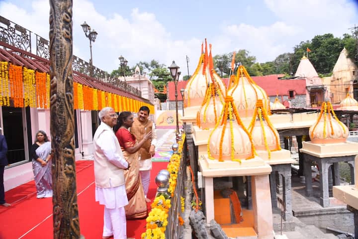 राष्ट्रपति द्रौपदी मुर्मू ने नंदी गेट से मंदिर परिसर में प्रवेश करने के बाद पूरे महाकाल लोक का भ्रमण किया.