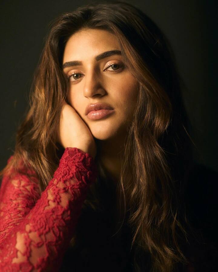 హీరోయిన్ శ్రీలీల మరో కొత్త ఫోటోషూట్​తో వచ్చేసింది. తాజాగా రెడ్ కలర్ టాప్​లో హాట్ ఫోటోషూట్ చేసింది ఈ భామ.(Image Source : Instagram/Sreeleela)