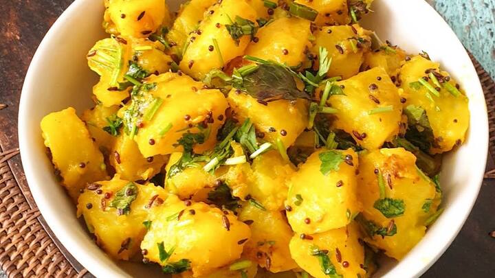 श्राद्धाच्या जेवणात देखील कंदमुळं असू नये. पितरांना देखील कंदमुळांचा नैवेद्य दाखवू नये, अन्यथा पितरांच्या रोषाला सामोरं जावं लागतं.