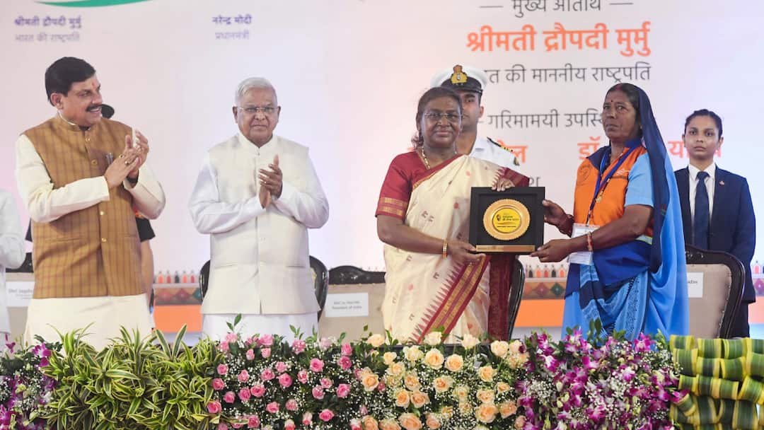 उज्जैन-इंदौर के बीच 6 लेन का राष्ट्रपति द्रौपदी मुर्मू ने किया शिलान्यास, जानें- लागत और फायदे? President Droupadi Murmu Laid Foundation Stone Ujjain Indore six Lane Simhastha 2028 ANN उज्जैन-इंदौर के बीच 6 लेन का राष्ट्रपति द्रौपदी मुर्मू ने किया शिलान्यास, जानें- लागत और फायदे?