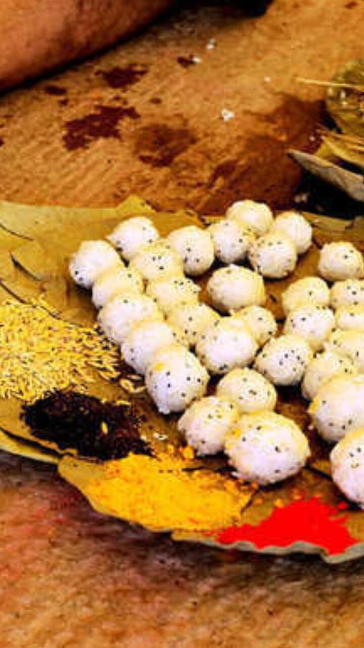 शास्त्रानुसार पितृ पक्षात सकाळी आणि संध्याकाळी देवदेवतांची पूजा केली जाते, तर दुपारची वेळ पितरांना समर्पित केली जाते. त्यामुळे पितरांचं श्राद्ध दुपारी करणं उत्तम मानलं जातं.