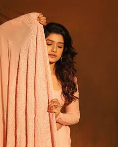 Rasika Sunil : खूबसूरती पर आप कें...! रसिकाच्या अदांवर सारेच फिदा