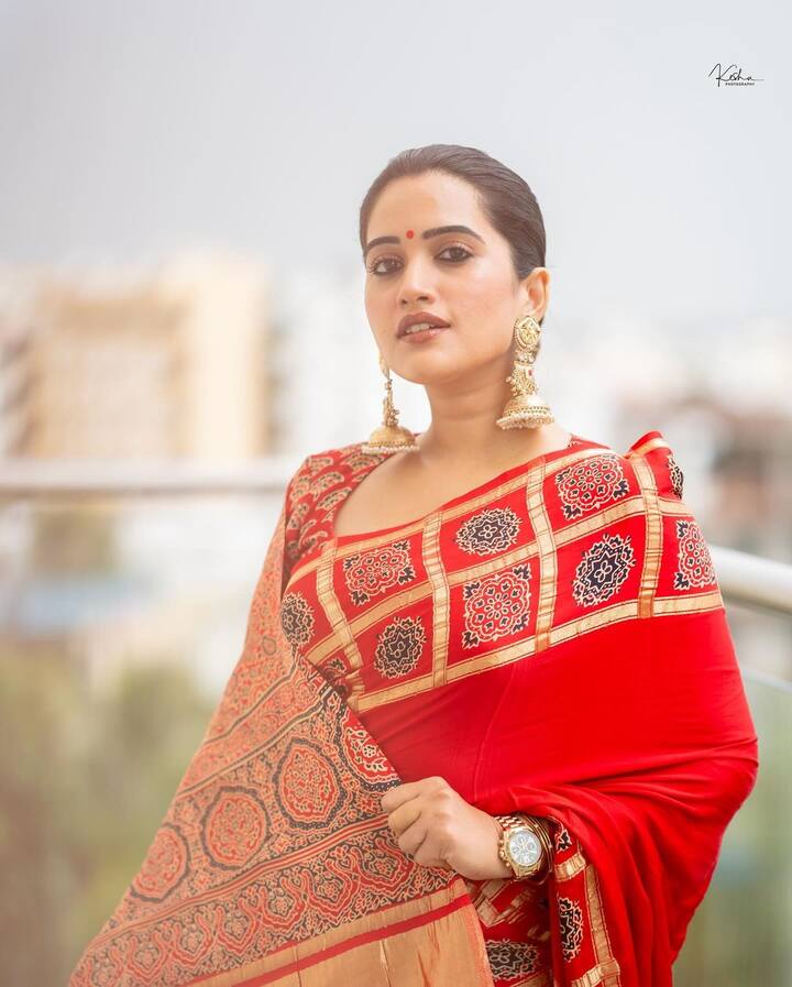 చీరకు తగ్గట్లు వంశీ సినిమాల్లోని హీరోయిన్స్ మాదిరిగా పెద్ద బొట్టు పెట్టుకుంది. హెయిర్​ను స్టైల్ చేయకుండా కేవలం ముడి పెట్టి అందంగా ముస్తాబైంది. (Images Source : Instagram/Sravanthi Chokarapu)