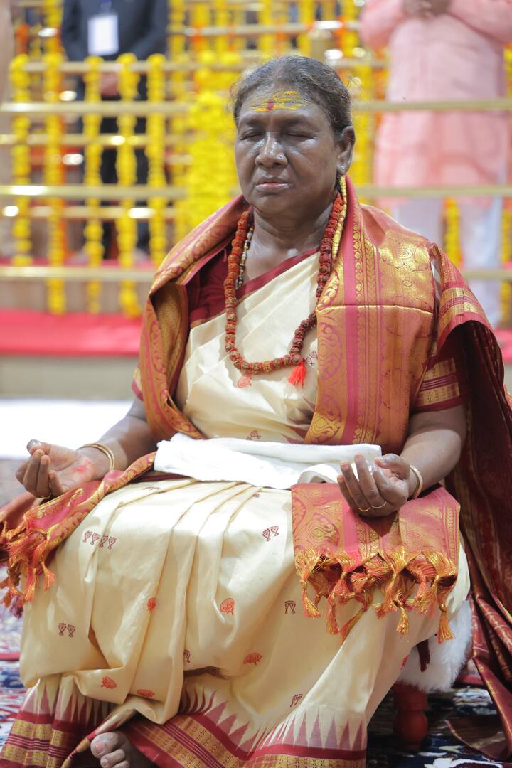 राष्ट्रपति द्रौपदी मुर्मू ने मंत्रोचार के बीच भगवान का पंचामृत पूजन भी किया. इस दौरान उन्होंने ई- कोर्ट से महाकाल लोक का भ्रमण भी किया.