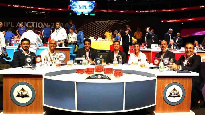 आईपीएल 2025 का मेगा ऑक्शन का आयोजन नवंबर के आखिरी हफ्ते या दिसंबर के पहले हफ्ते में हो सकता है. इसको लेकर एक अहम खबर सामने आयी है. इस बार मेगा ऑक्शन विदेश में हो सकता है. पिछली बार मेगा ऑक्शन दुबई में आयोजित हुआ था.