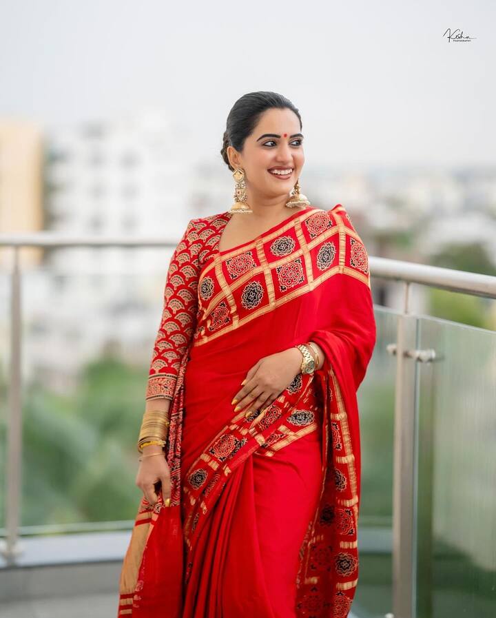 ఈ ఫోటోలను ఇన్​స్టాలో షేర్ చేస్తూ.. ♥️♥️♥️ అంటూ క్యాప్షన్ ఇచ్చింది. ఆమె ఫాలోవర్స్ కూడా బ్యూటీఫుల్​గా ఉన్నావంటూ కామెంట్లు పెట్టి లైక్స్ కొడుతున్నారు.(Images Source : Instagram/Sravanthi Chokarapu)