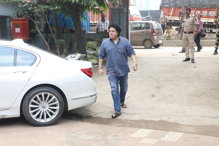 Among those who came to offer condolences were Farah Khan and his brother Sajid Khan.