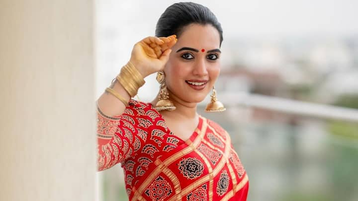 Sravanthi Chokarapu Latest Photos : స్రవంతి తన లేటెస్ట్ ఫోటోలను ఇన్​స్టాలో షేర్ చేసింది. రెడ్ కలర్ శారీలో తెలుగమ్మాయిలా ముస్తాబై ఫోటోలకు నవ్వేస్తూ ఫోజులిచ్చింది.