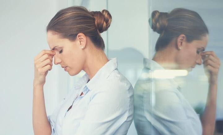 मूलांक 2 च्या व्यक्ती या फार ताण घेतात. नको त्या गोष्टींचा विचार करुन ते स्वत:चं टेन्शन वाढवतात. नको त्या गोष्टींना, व्यक्तींना महत्त्व दिल्याने त्यांची डोकेदुखी वाढते. अति ताण घेतल्याने याचा परिणाम त्यांच्या आरोग्यावर देखील होतो.