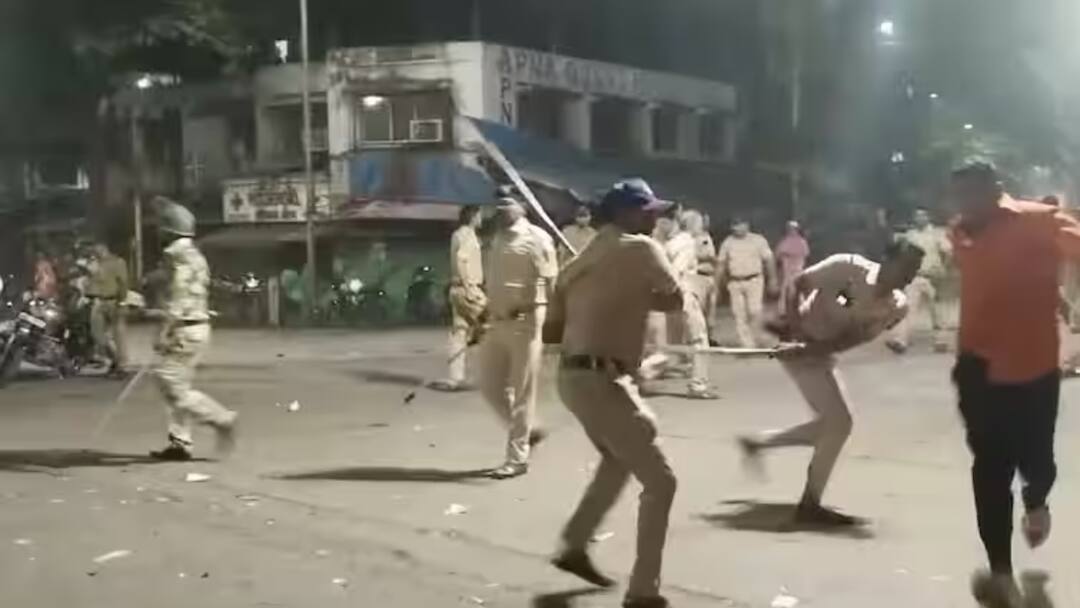 महाराष्ट्र में 3 दिन में तनाव की चौथी घटना, अब नंदुरबार में तोड़फोड़ और आगजनी Maharashtra News Violence between two communities in Nandurbar police fired tear gas ann महाराष्ट्र में 3 दिन में तनाव की चौथी घटना, अब नंदुरबार में तोड़फोड़ और आगजनी