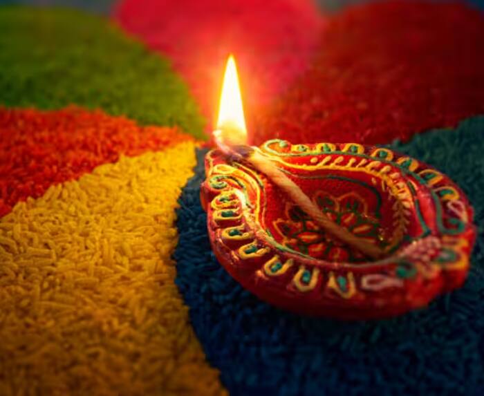 ਦੀਵਾਲੀ 2024 ਦਾ ਸ਼ੁਭ ਸਮਾਂ ਕਦੋਂ ਹੈ? - ਪੰਚਾਂਗ ਦੇ ਅਨੁਸਾਰ, ਕਾਰਤਿਕ ਅਮਾਵਸਿਆ ਤਰੀਕ 31 ਅਕਤੂਬਰ ਨੂੰ ਦੁਪਹਿਰ 03.52 ਵਜੇ ਸ਼ੁਰੂ ਹੋਵੇਗੀ ਅਤੇ 1 ਨਵੰਬਰ ਨੂੰ ਸ਼ਾਮ 06.16 ਵਜੇ ਤੱਕ ਜਾਰੀ ਰਹੇਗੀ। ਲਕਸ਼ਮੀ ਪੂਜਾ ਦੇ ਲਈ 31 ਅਕਤੂਬਰ ਦਾ ਪ੍ਰਦੋਸ਼ ਕਾਲ ਸਮਾਂ ਅਤੇ ਰਾਤ ਦਾ ਸਮਾਂ ਚੰਗਾ ਰਹੇਗਾ।