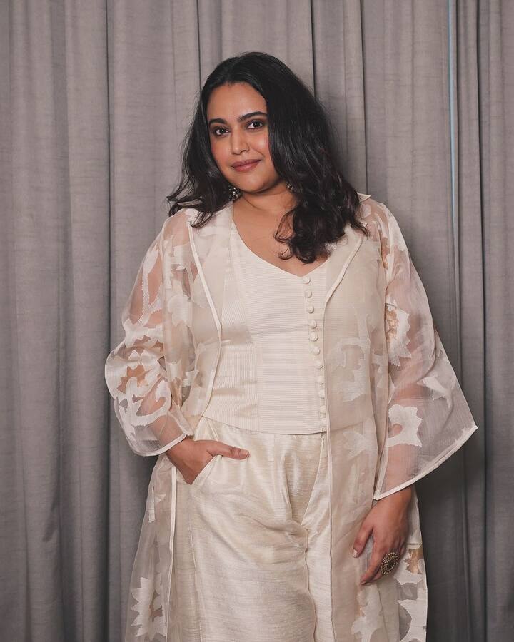 हाल ही में फेयरनेस क्रीम का एड करने को लेकर कई कंट्रोवर्सी हुई थीं. जिसके बाद से कई सेलेब्स ने इस तरह के एड करने से मना कर दिया था. कुछ सितारे ऐसे भी हैं जो पहले से ही इस तरह के एड करने से बचते हैं. इसमे स्वरा भास्कर भी शामिल हैं. स्वरा को 2015 में एक ब्रांड ने अप्रोच भी किया था लेकिन उन्होंने इसके लिए मना कर दिया था.