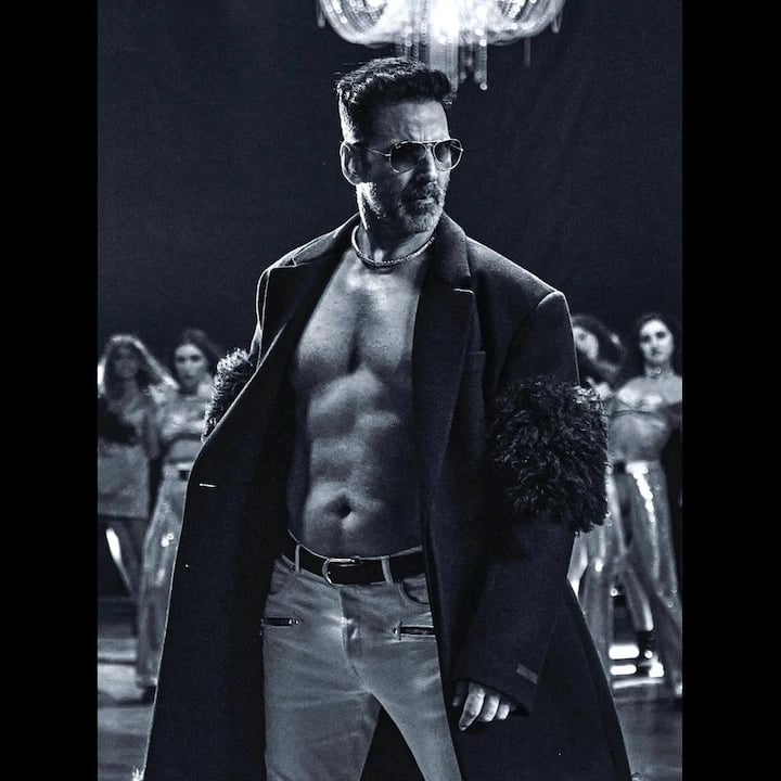 अक्षय ने आगे कहा कि, जैसे ही गोविंदा जी ने मुझे ये कहा तो मैंने उनसे कहा कि, मैंने सर क्या मजाक कर रहे हो. फिर उन्होंने दोबारा बोला - हीरो बन हीरो.’